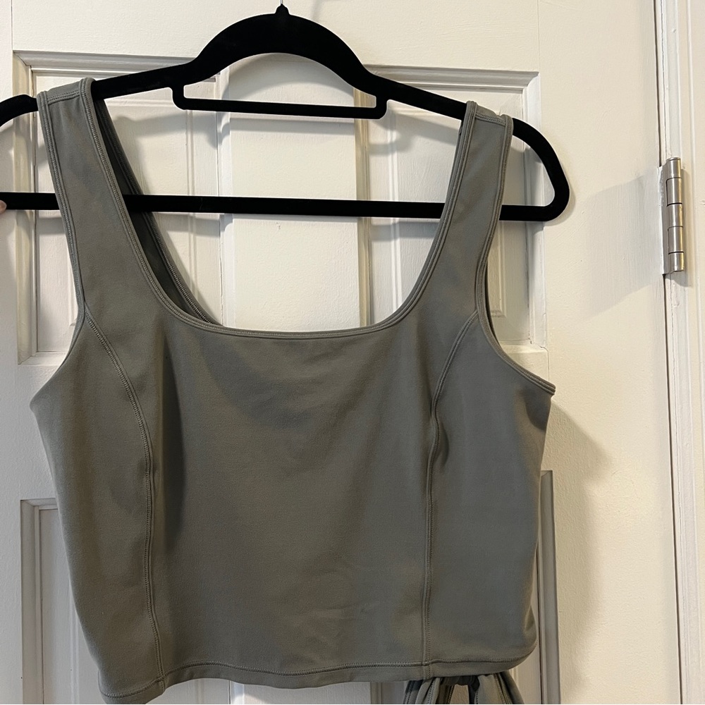 Lululemon scoop neck cropped tank top